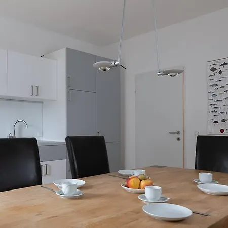 Spacious, Quiet 4 Flat *
