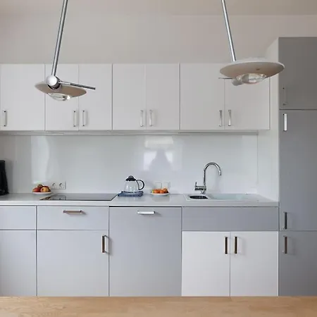 Spacious, Quiet 4 Flat *