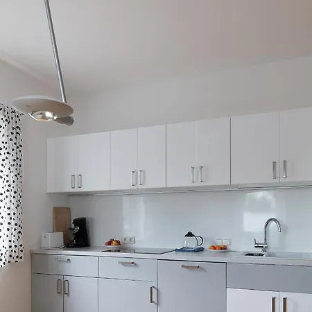 Spacious, Quiet 4 Flat